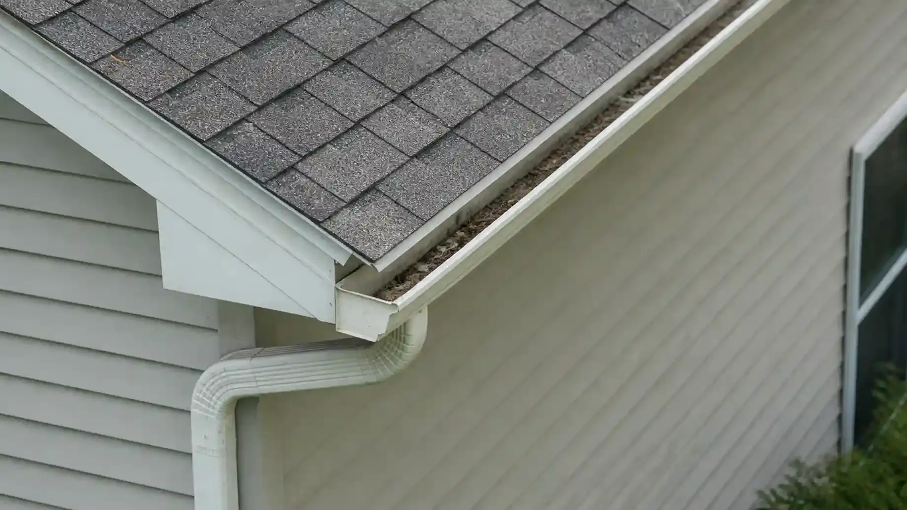 Seamlees gutter installation in Brando, Florida